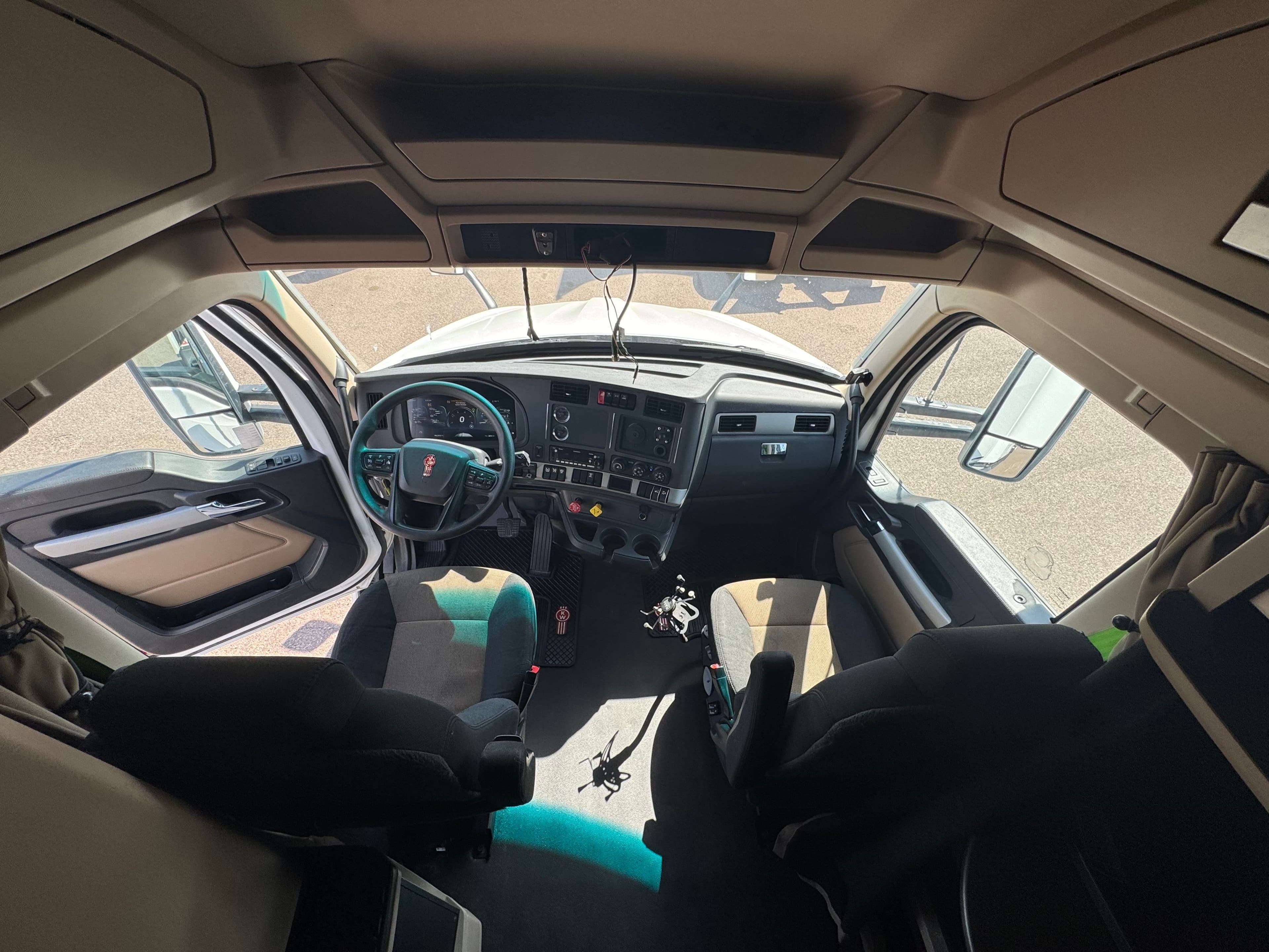 2023 Kenworth T680 image 10