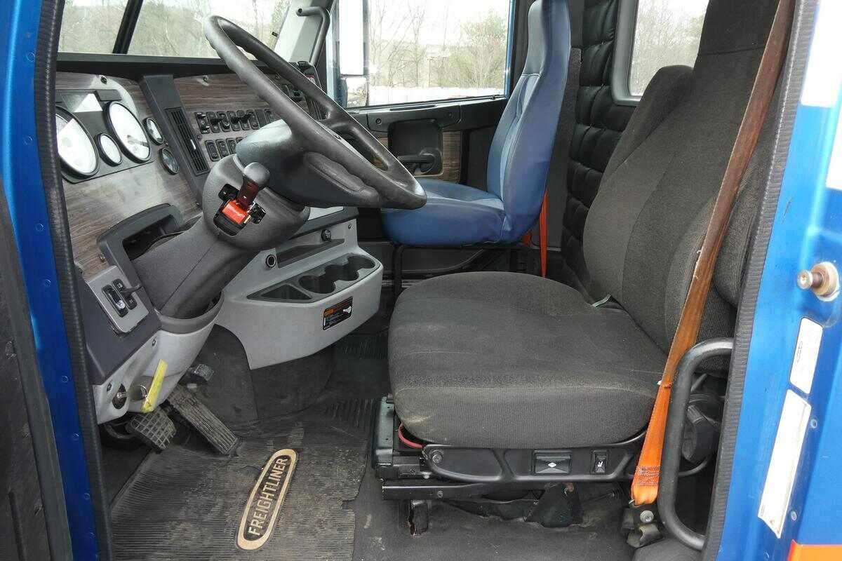 2015 Freightliner Coronado image 3