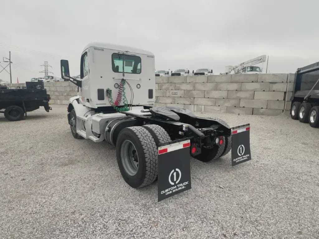 2022 Peterbilt 579 image 2