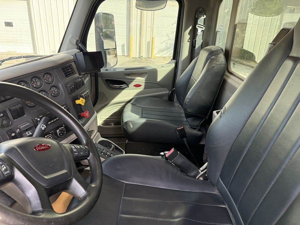 Used 2022 PETERBILT 567 image 4