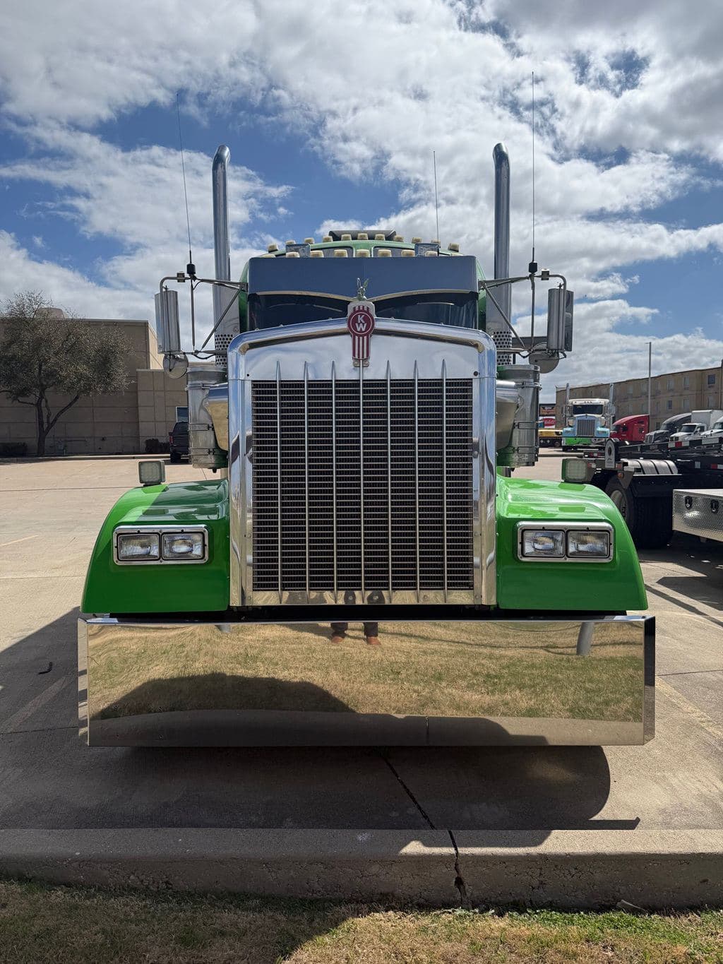 Used 2022 KENWORTH W900L image 2
