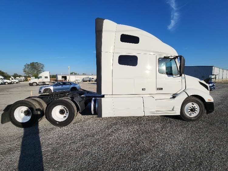 2022 Volvo VNL image 6