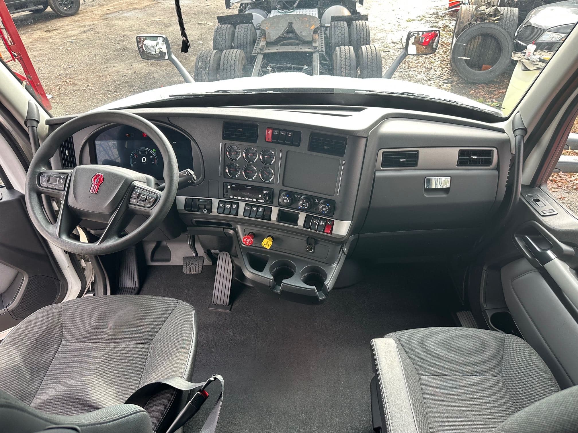 2023 Kenworth T680 image 2