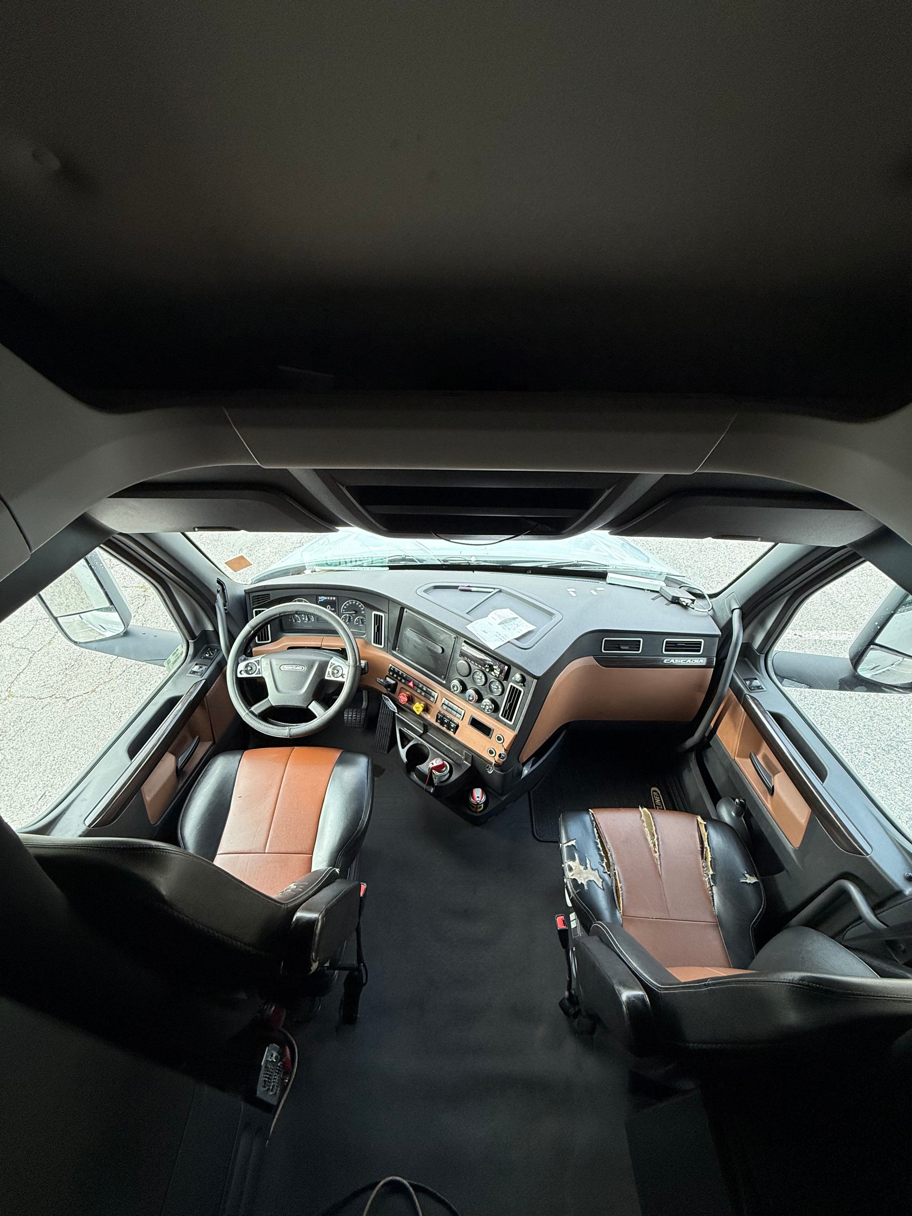 2019 Freightliner Cascadia 126 image 8