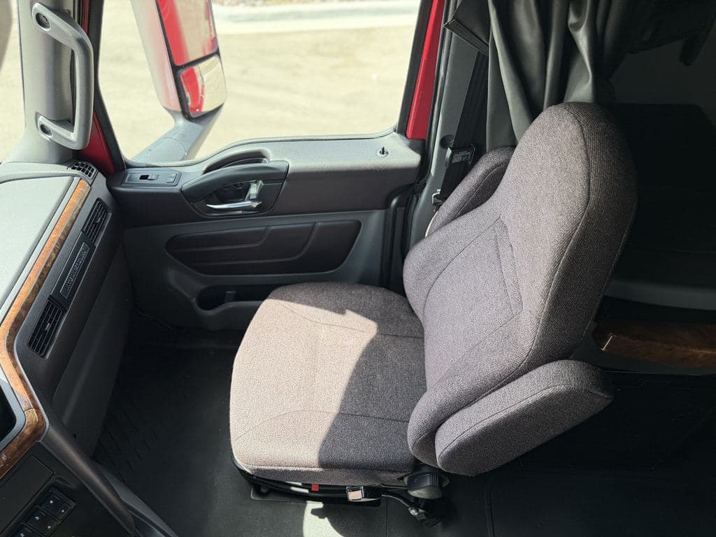 Used 2021 INTERNATIONAL LT625 image 23