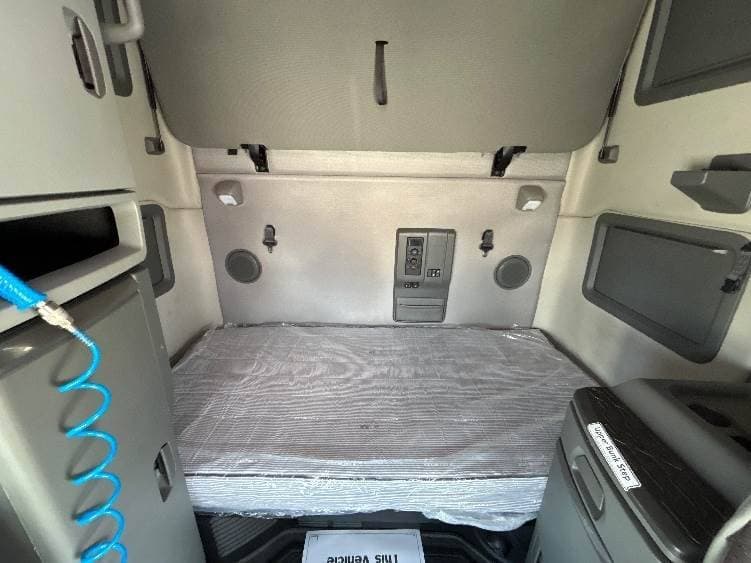 2023 Volvo VNL image 5