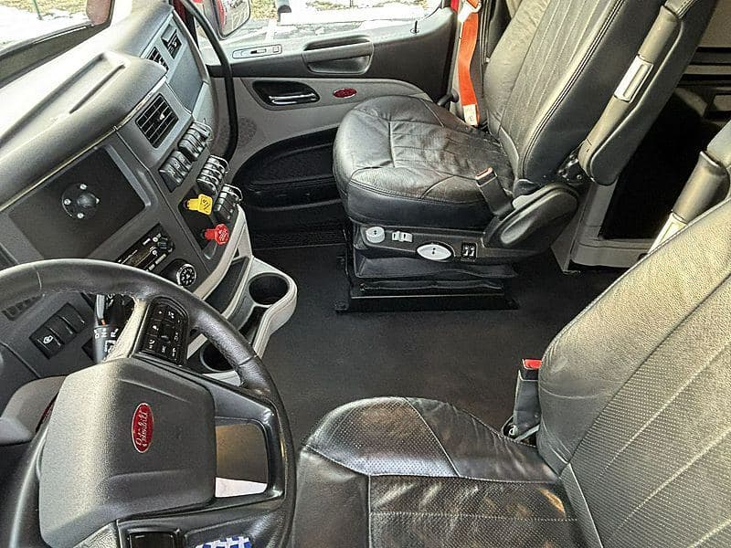 2023 Peterbilt 579 image 12
