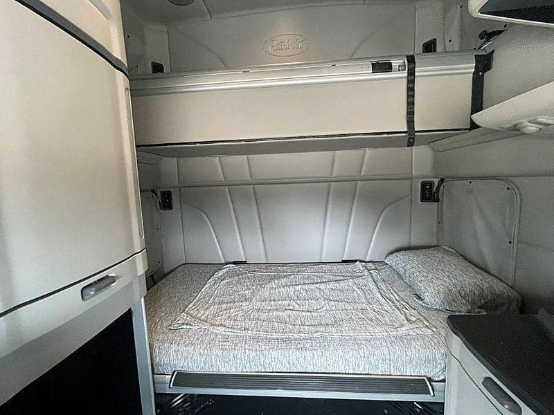 2025 Peterbilt 579 image 11