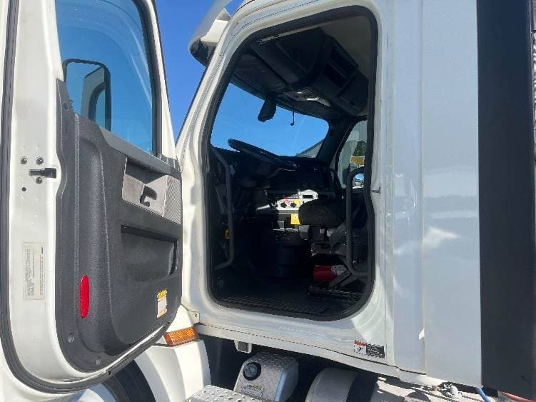 2019 Freightliner Cascadia 126 Day Cab Truck - 435HP, 12 Speed Automatic image 9
