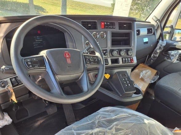 2025 Kenworth T880 image 14