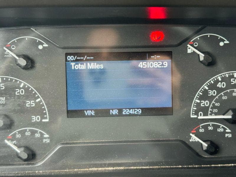 2020 Volvo VNL image 25