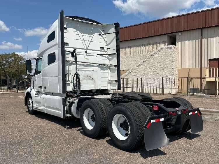 2023 Volvo VNL64760 image 3