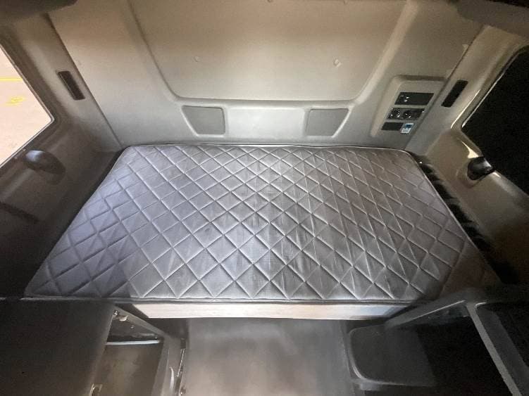 2022 International LT625 image 8