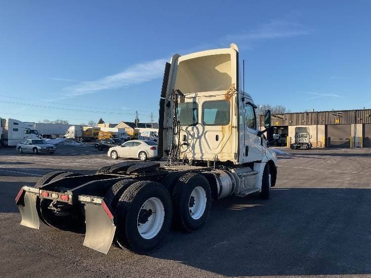 2019 Freightliner Cascadia 126 Day Cab Truck - 435HP, 12 Speed Automatic image 7