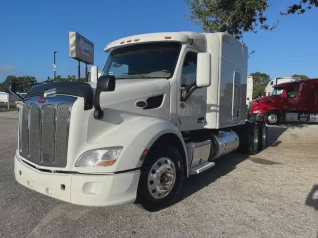 2022 Peterbilt 579 image 1