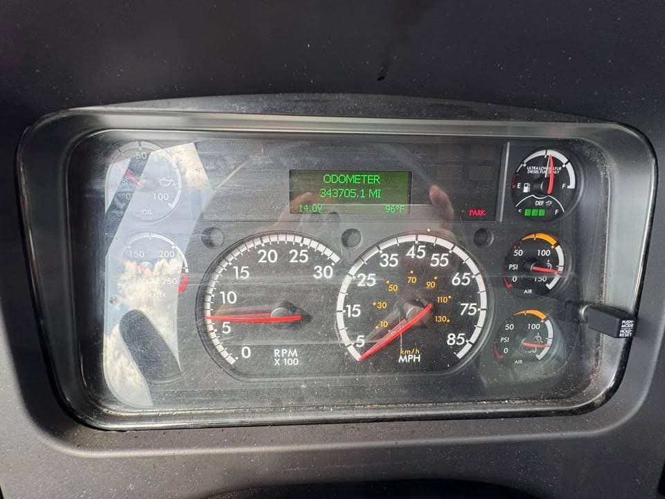 2017 Freightliner M2 image 8