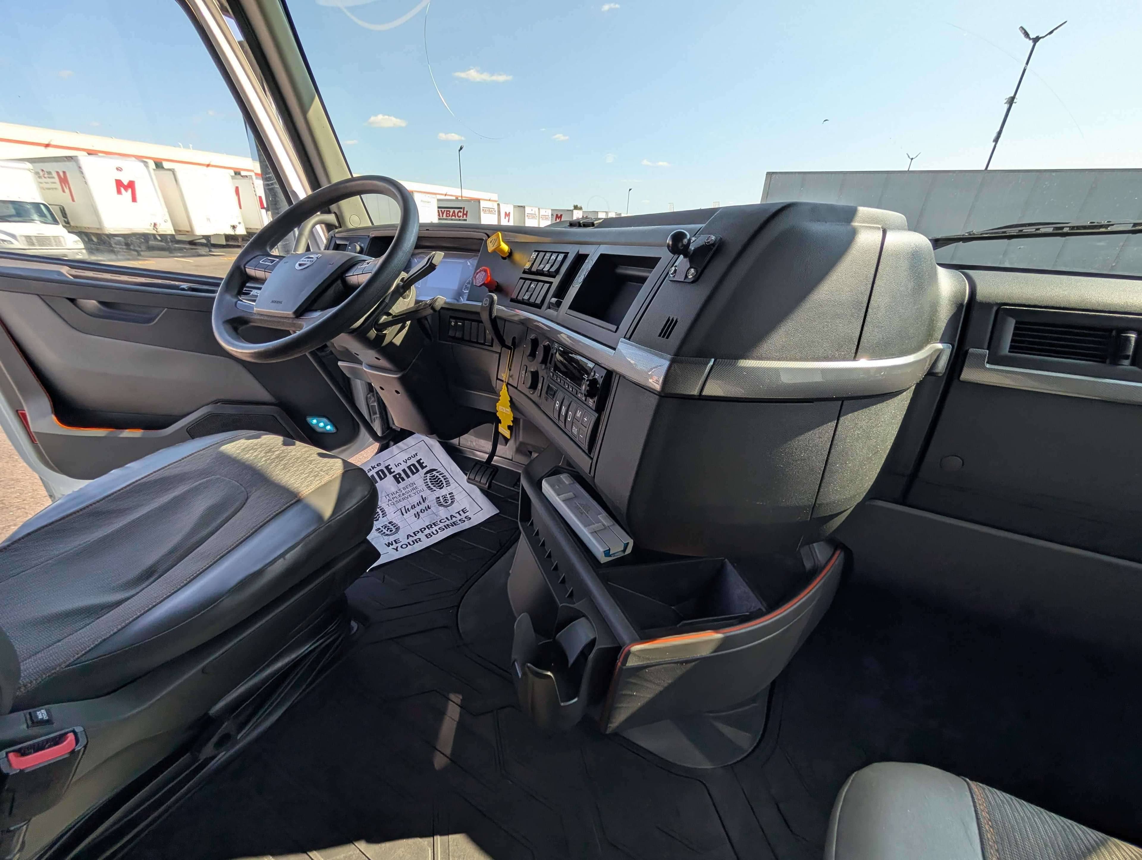 2022 Volvo VNL image 8