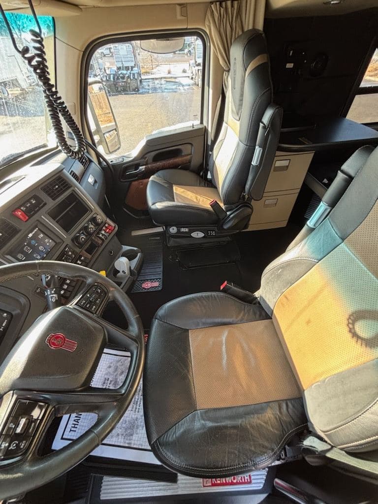 2023 Kenworth T680 image 12