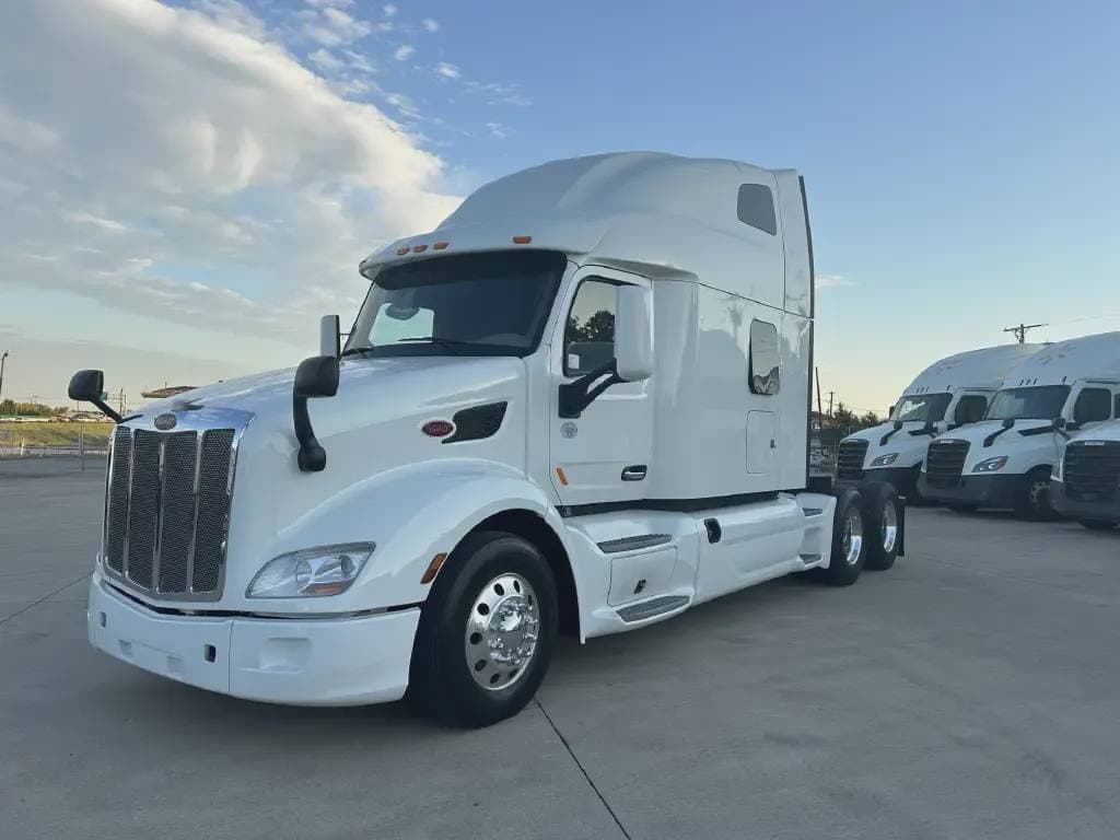 2022 Peterbilt 579 image 1
