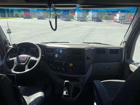 2018 Peterbilt 579 image 10