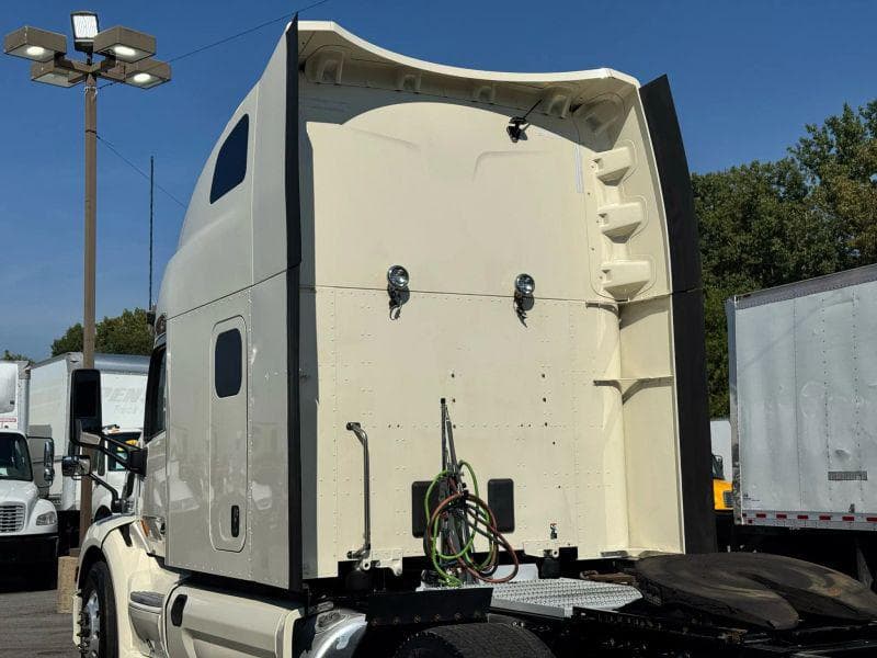 2022 Peterbilt 579 image 16
