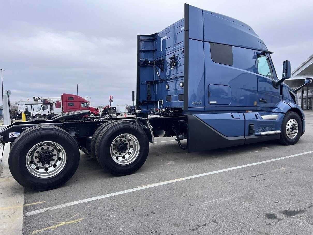 2025 Volvo VNL64 image 4