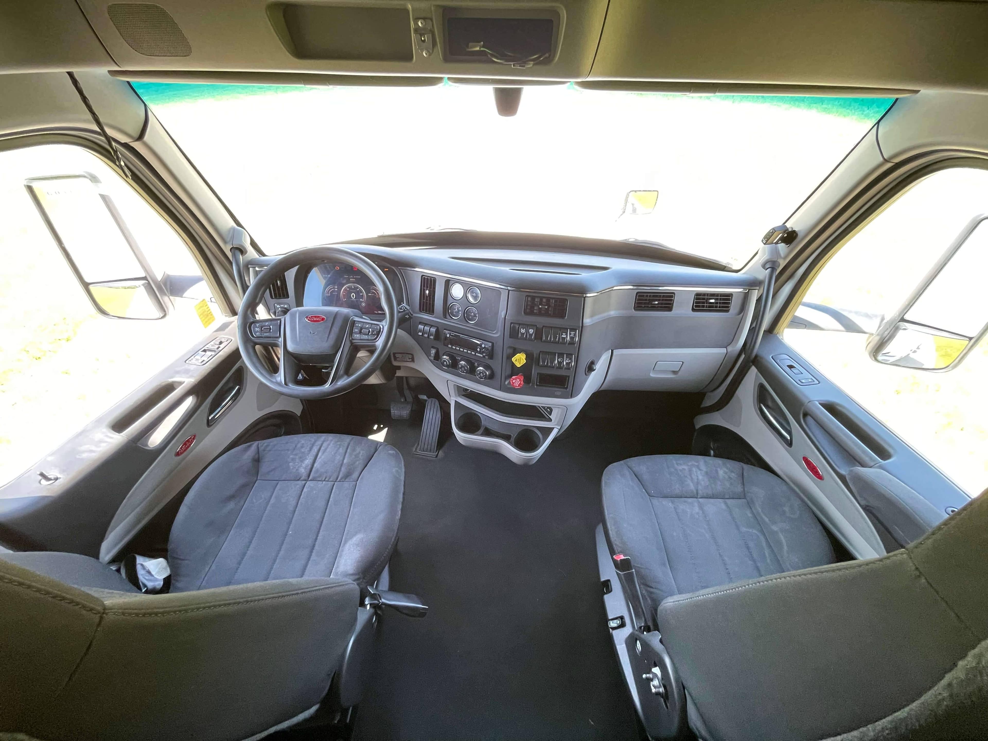 2022 Peterbilt 579 image 13