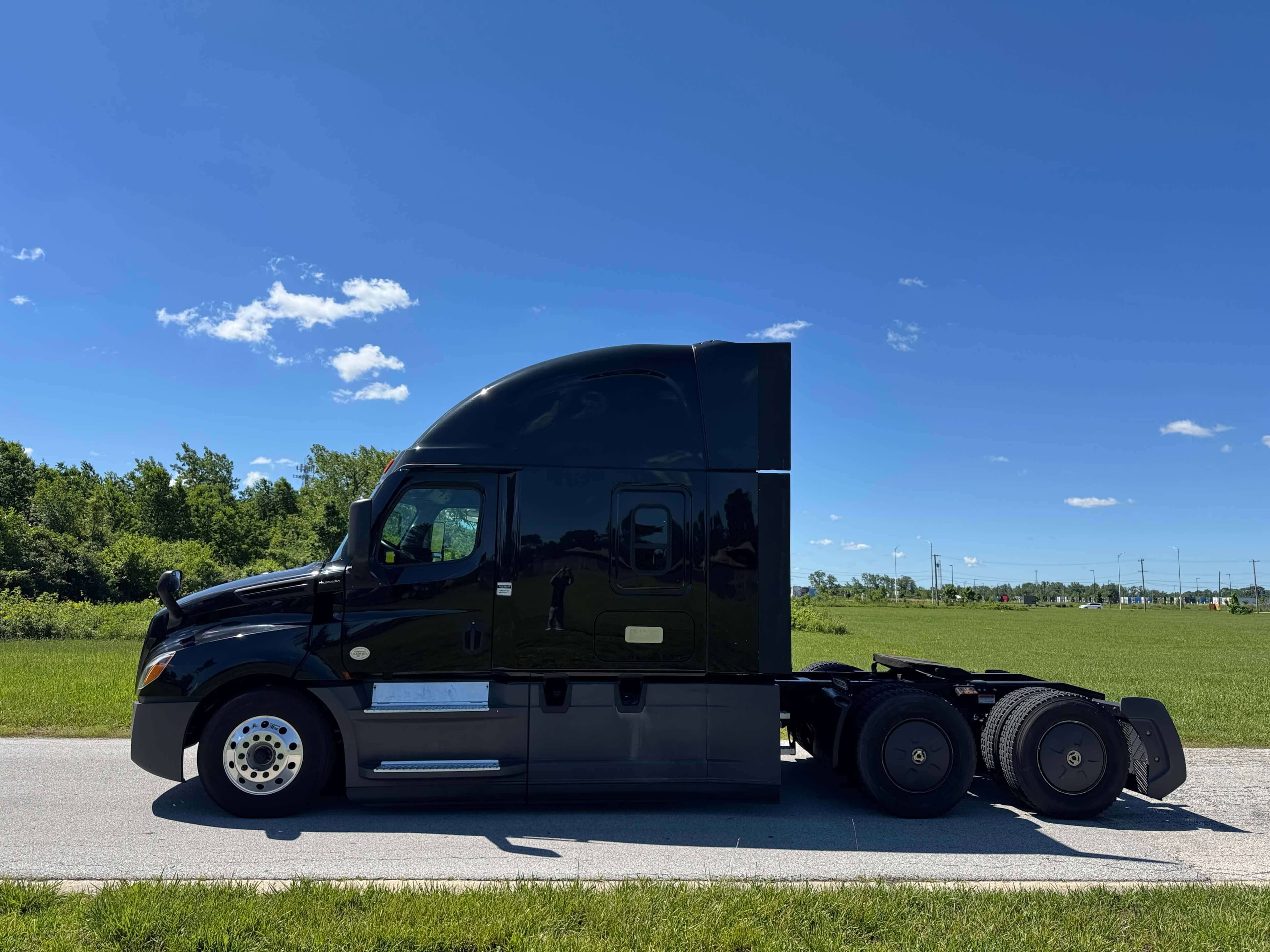 2022 Freightliner Cascadia 126 image 9