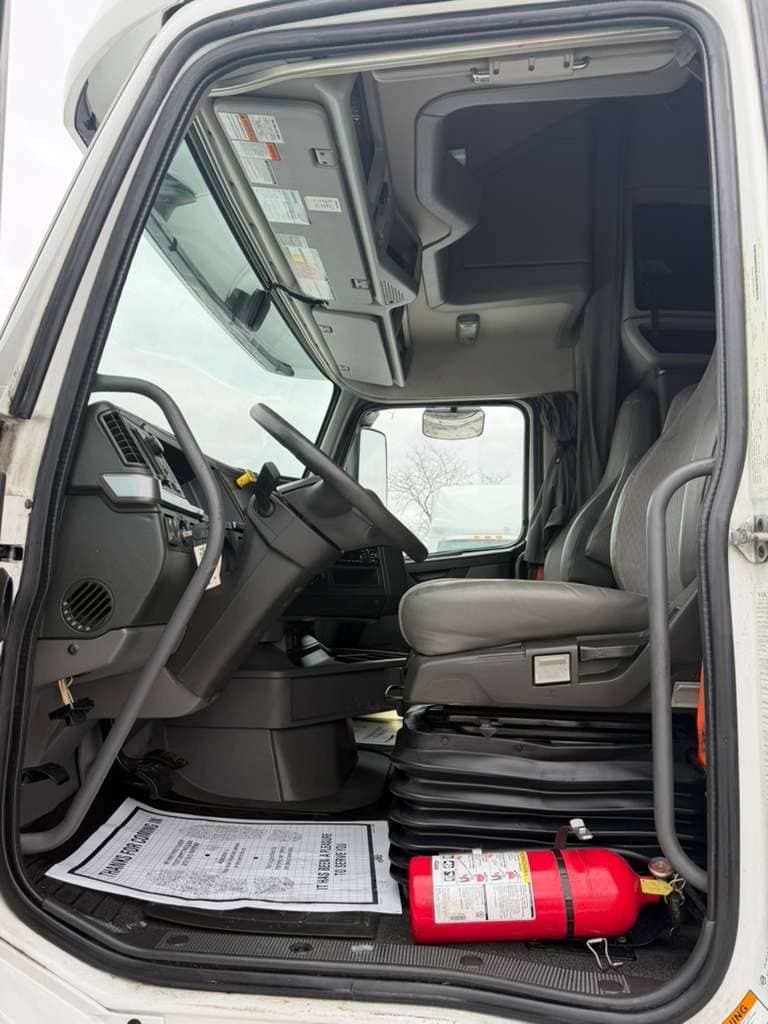 2022 Volvo VNL image 11