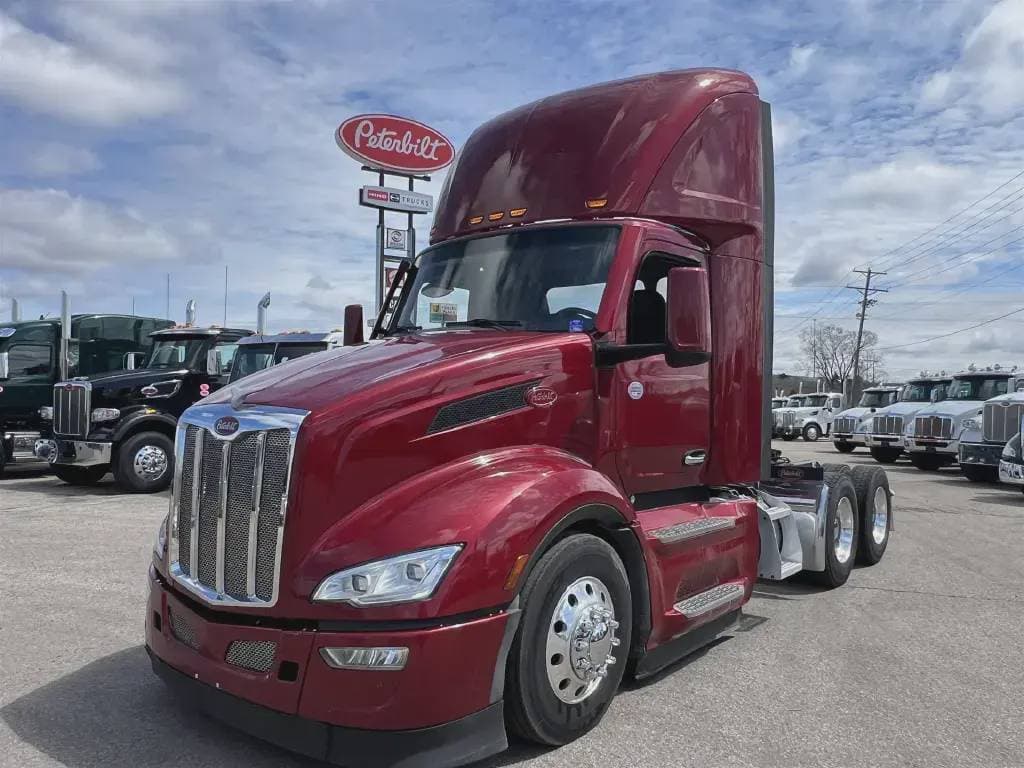 2022 Peterbilt 579 image 1