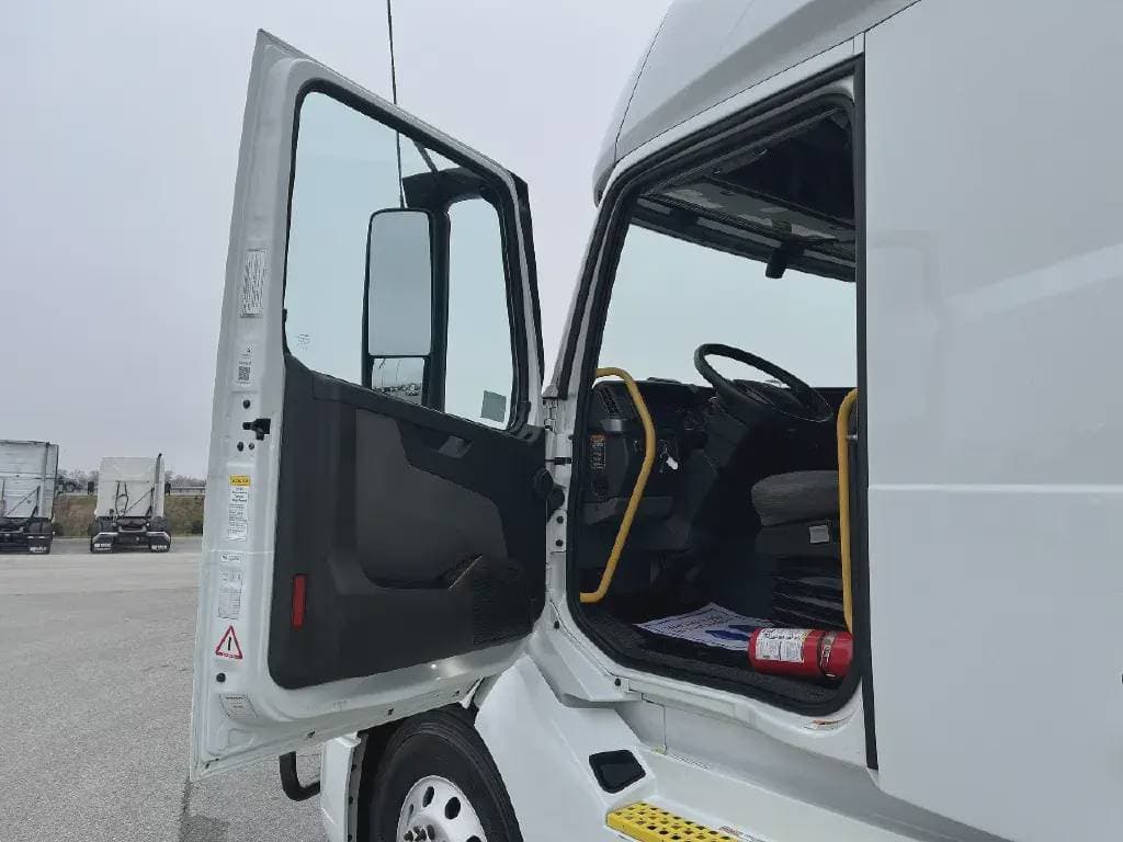 2022 Volvo VNL image 6