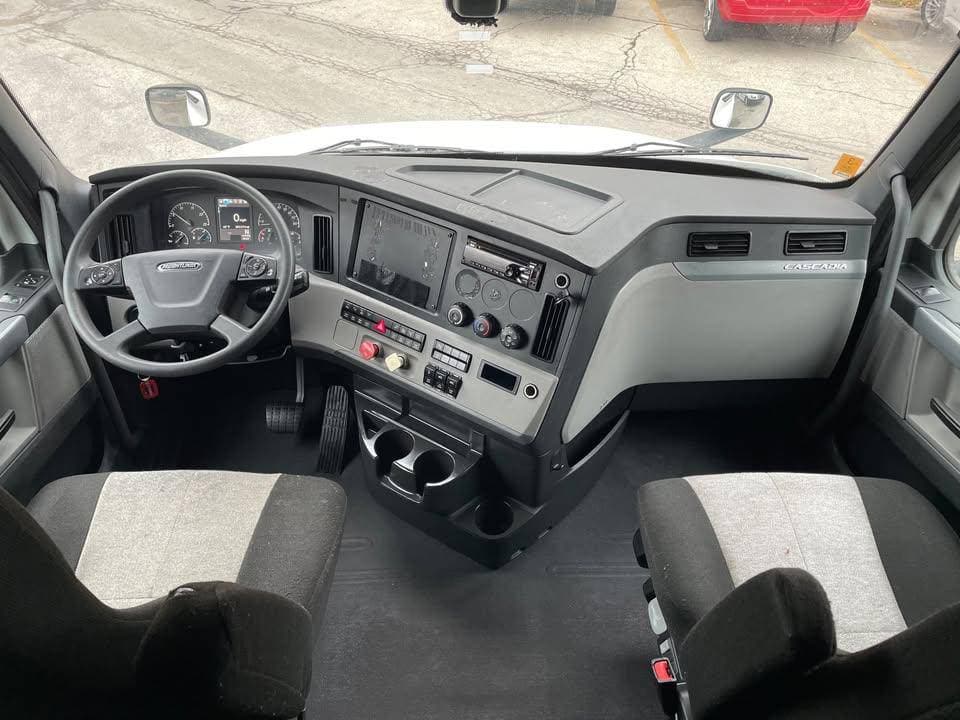2021 Freightliner Cascadia 126 image 8