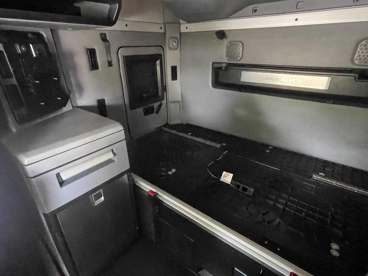 2019 Mack Anthem image 23