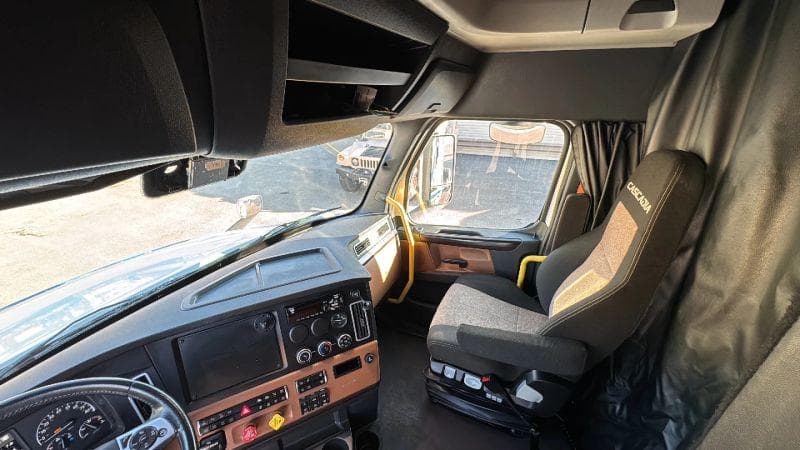 2021 Freightliner Cascadia image 27