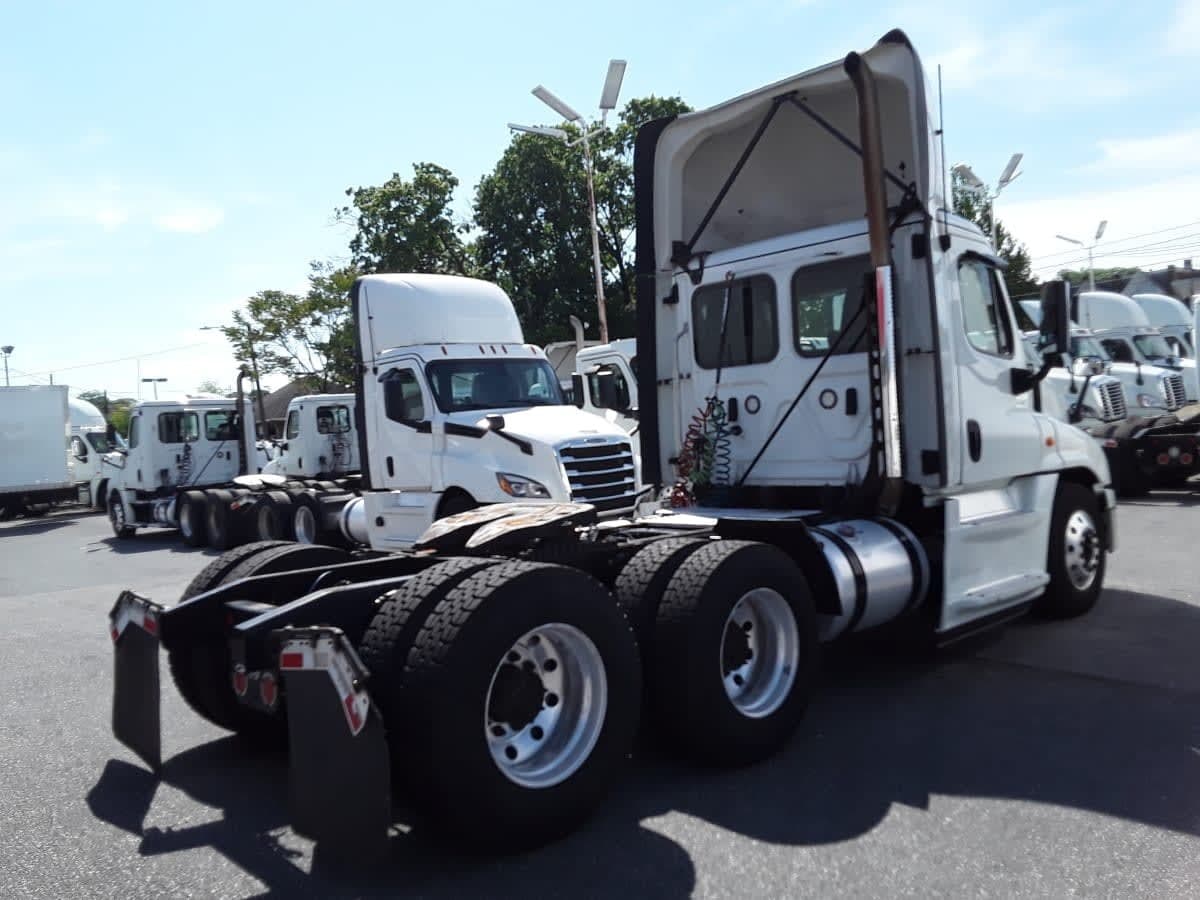 Used 2019 FREIGHTLINER Conventional - Day Cab - CASCADIA 125 image 4