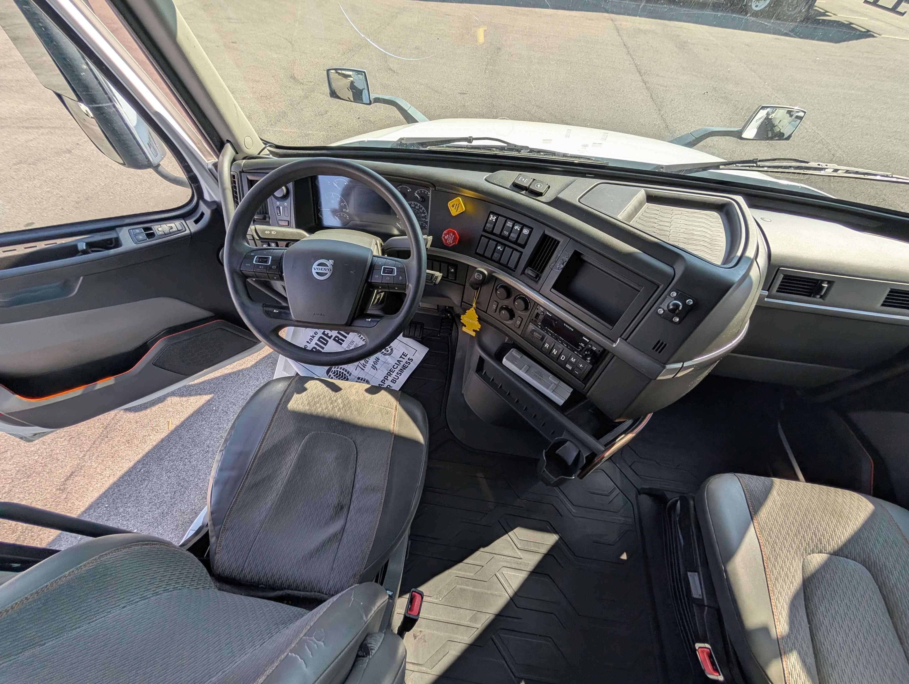 2022 Volvo VNL image 7