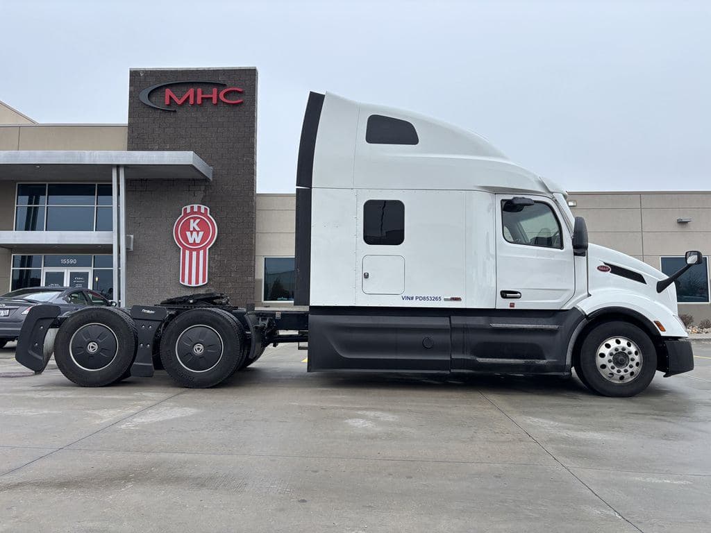 Used 2023 PETERBILT 579 image 25