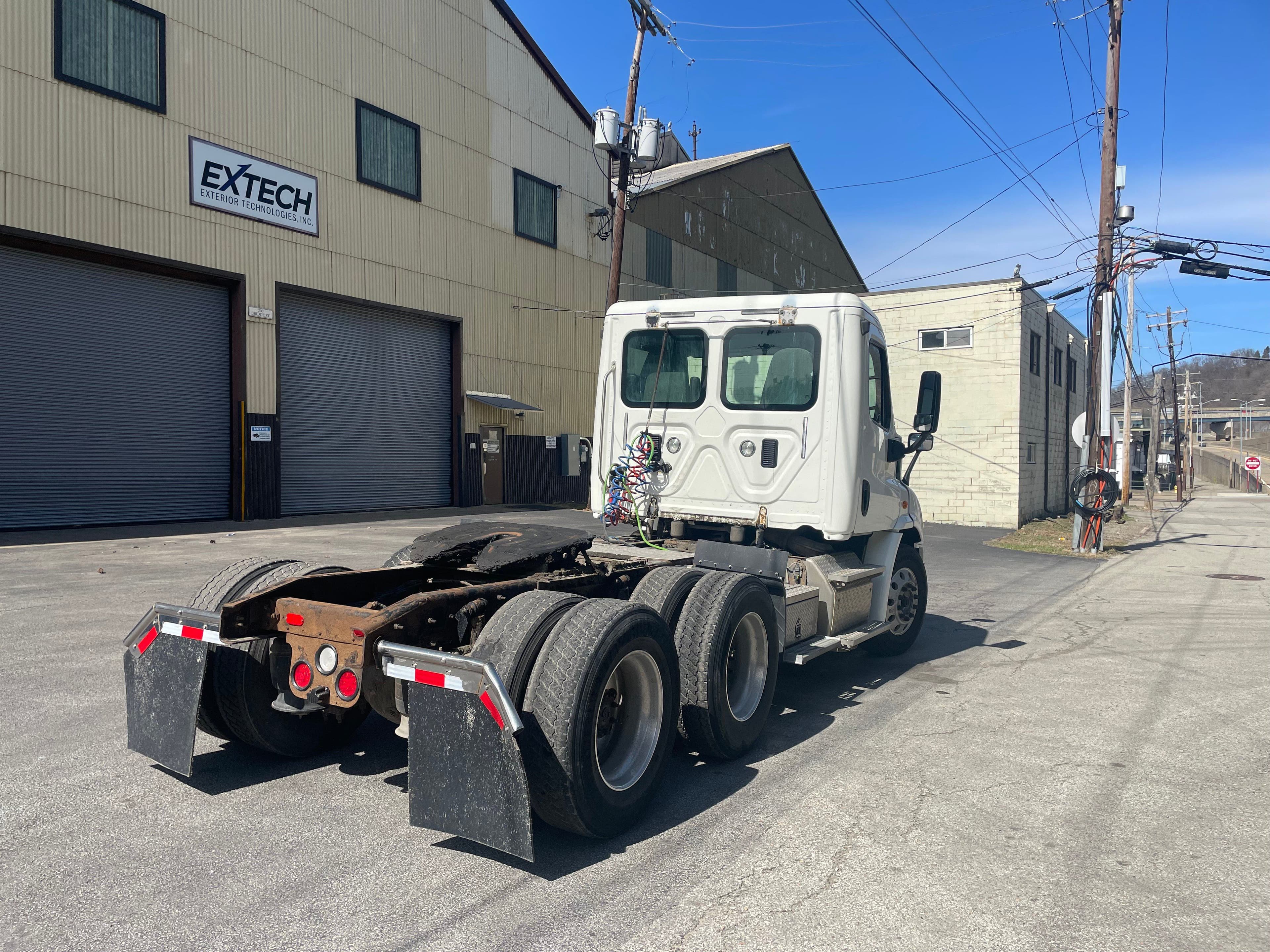 2015 Freightliner Cascadia 125 image 3