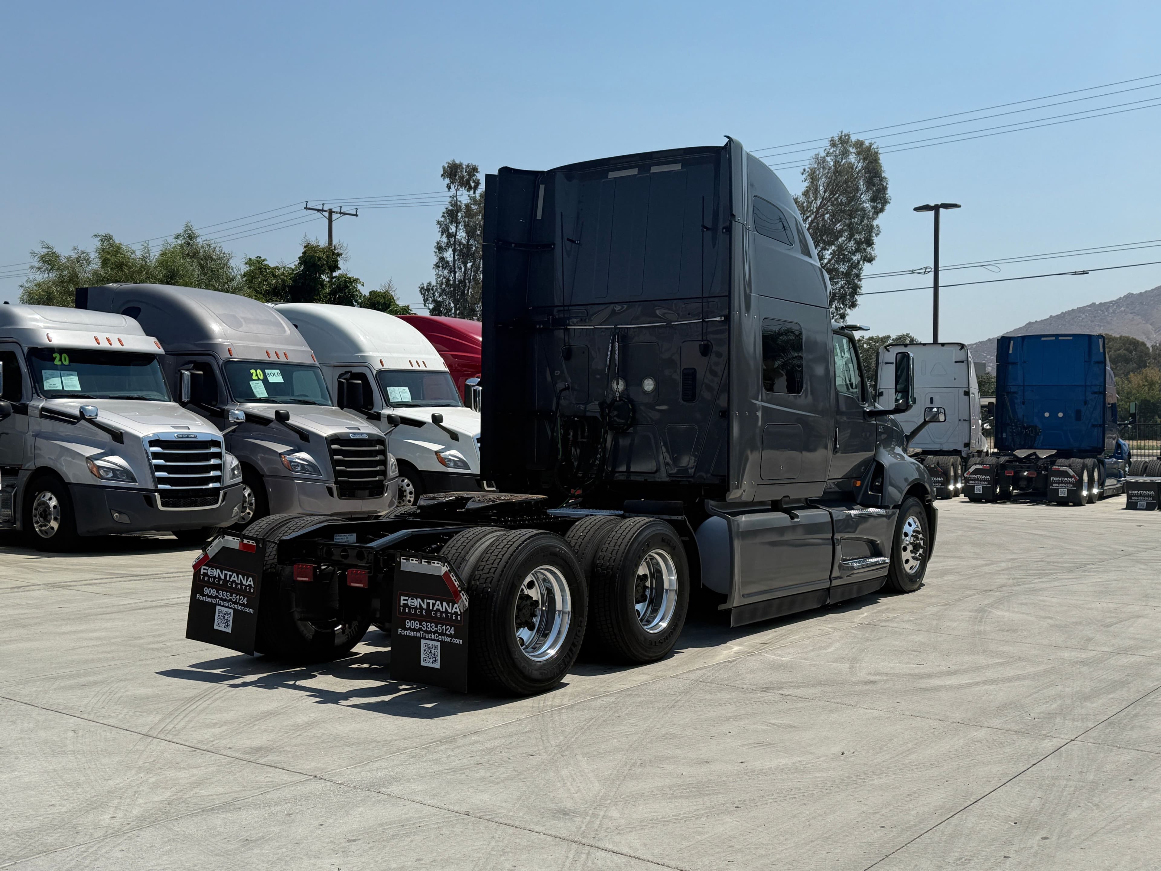 2021 International LT image 5