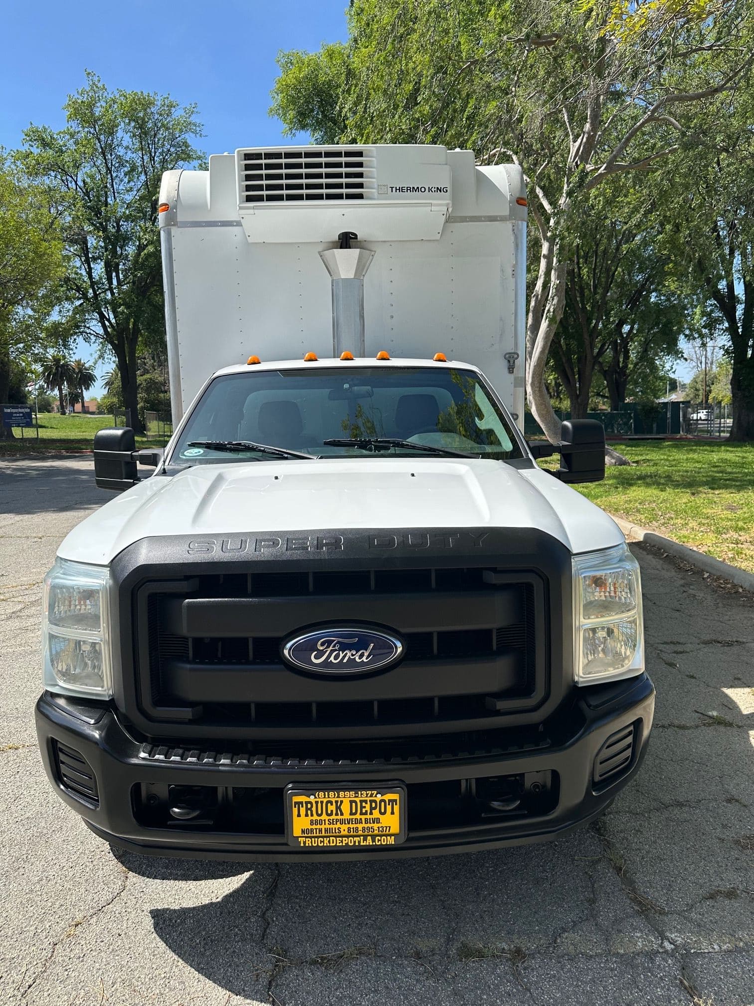 2016 Ford F-350 Reefer Box Truck with Liftgate image 9