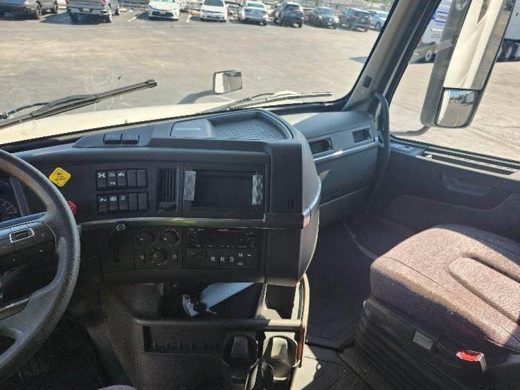 2023 Volvo VNL image 9