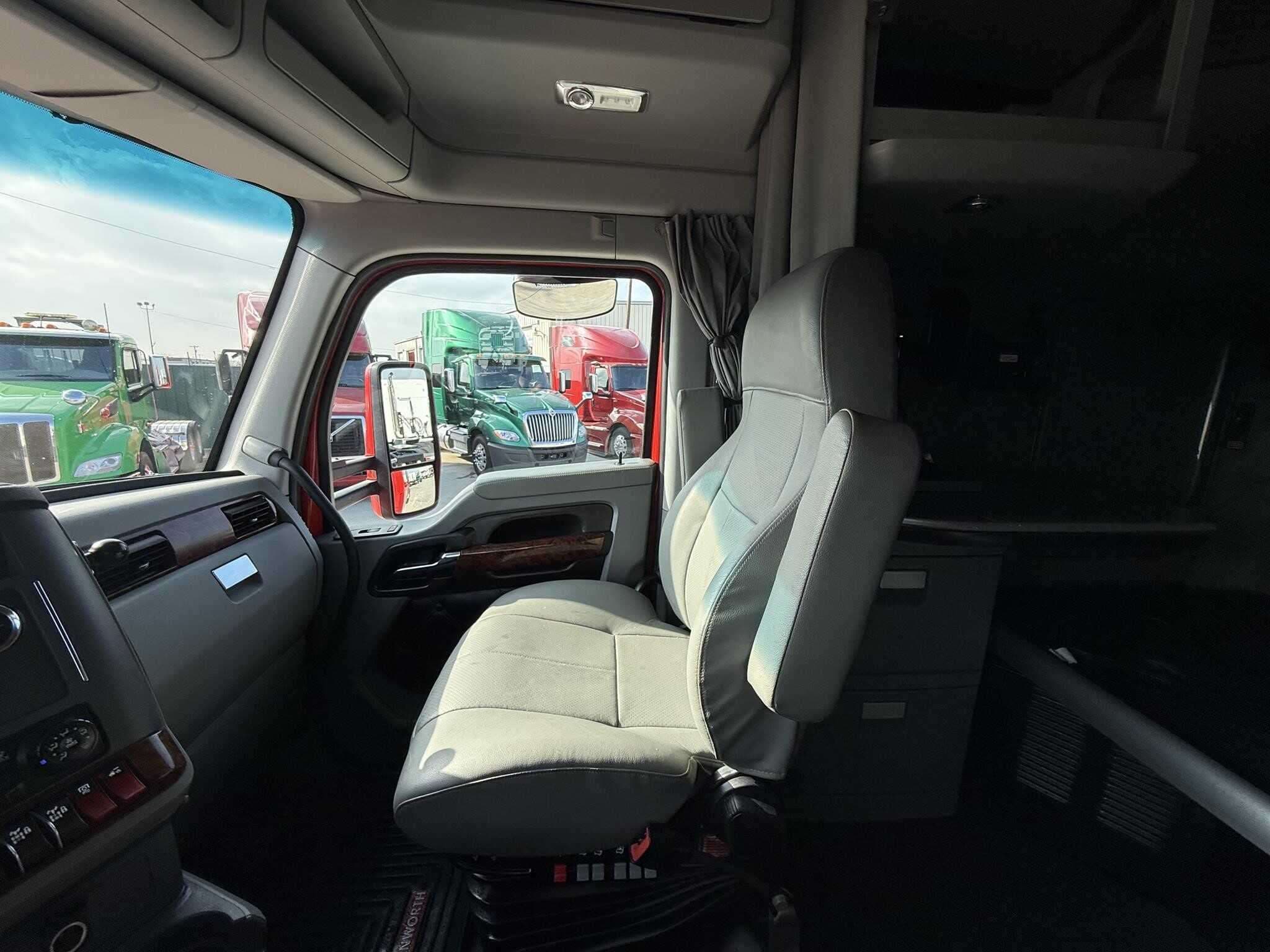 2022 Kenworth T880 image 9