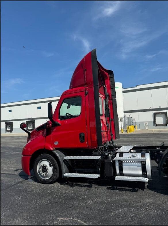 2020 Freightliner Cascadia image 2