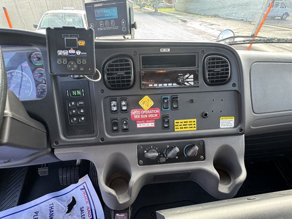 2018 Freightliner M2-106 image 73
