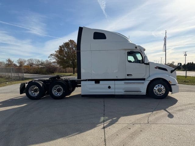 2023 Peterbilt 579 image 4
