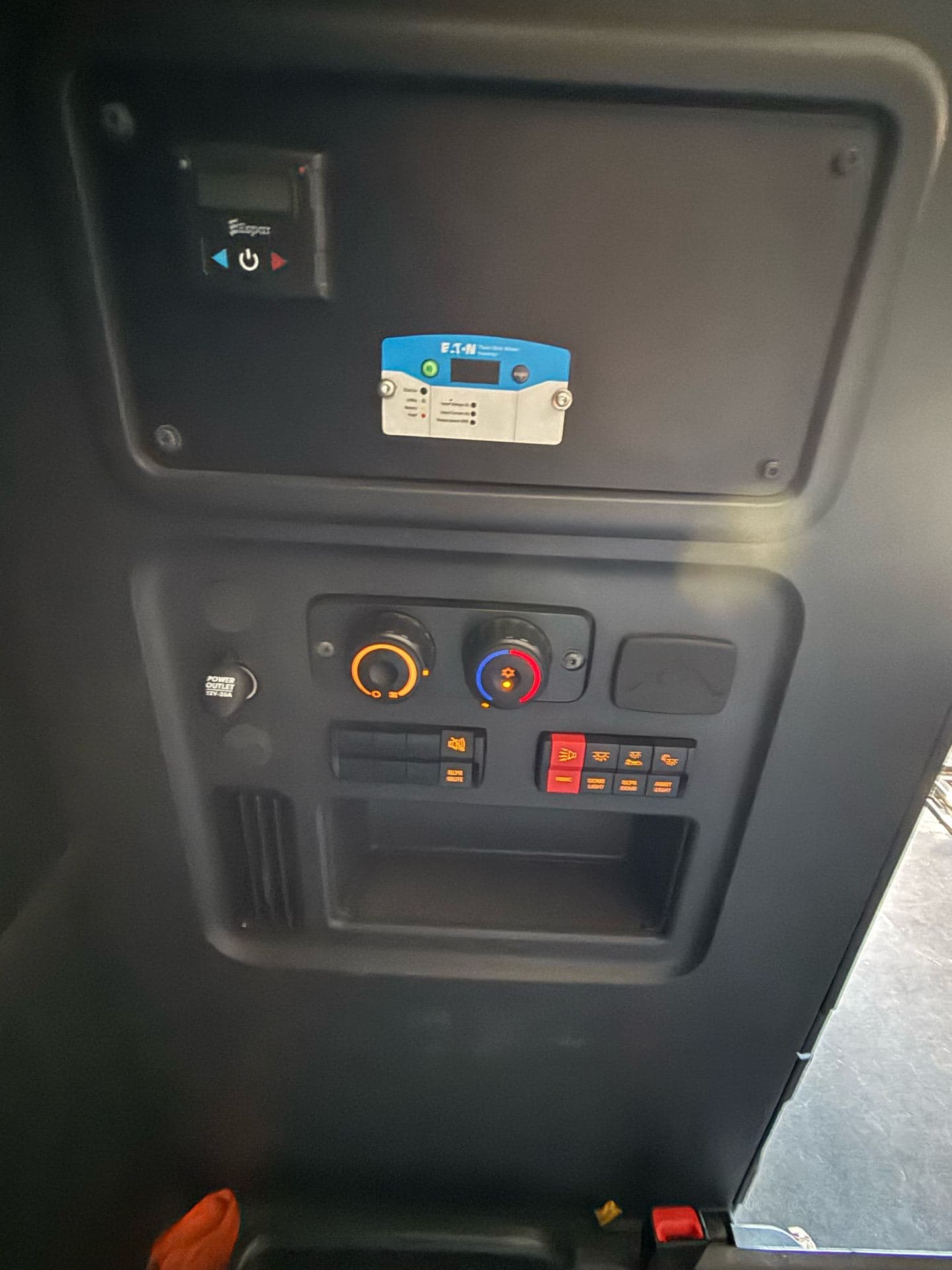 2023 Freightliner - Cummins Engine - 438k - 15k Hours! image 21