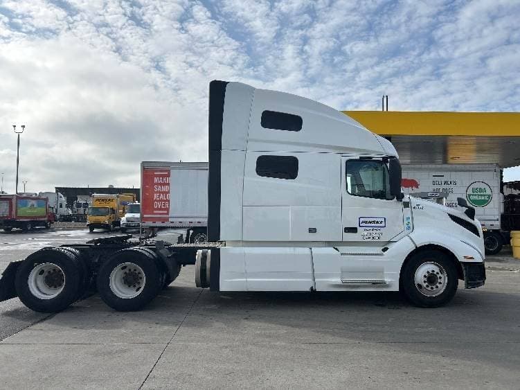 2022 Volvo VNL image 6