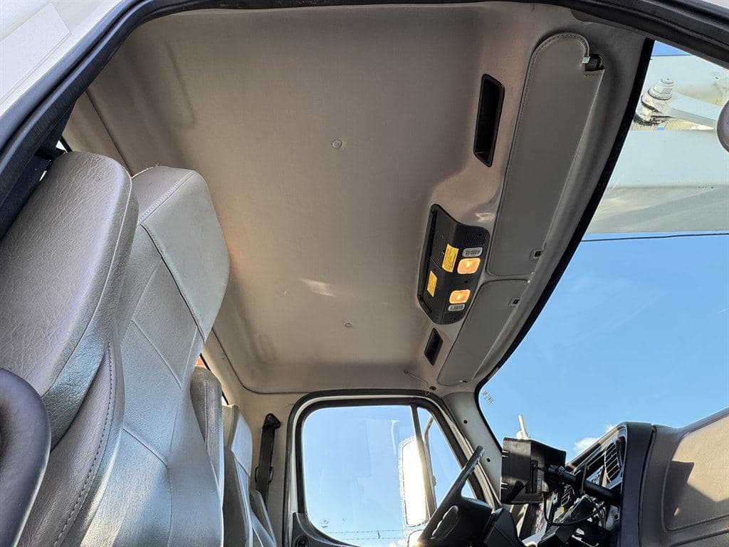 2015 Freightliner M2 106 image 52