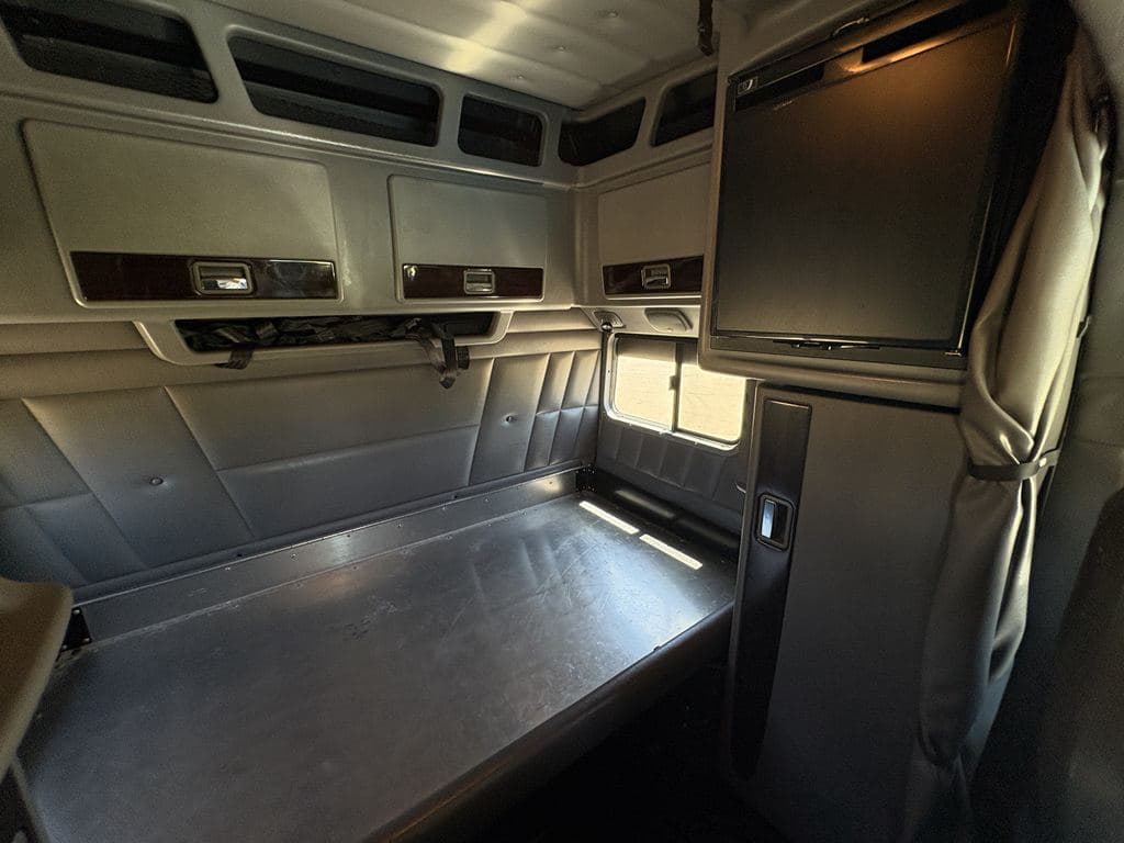 Used 2024 PETERBILT 389 image 9