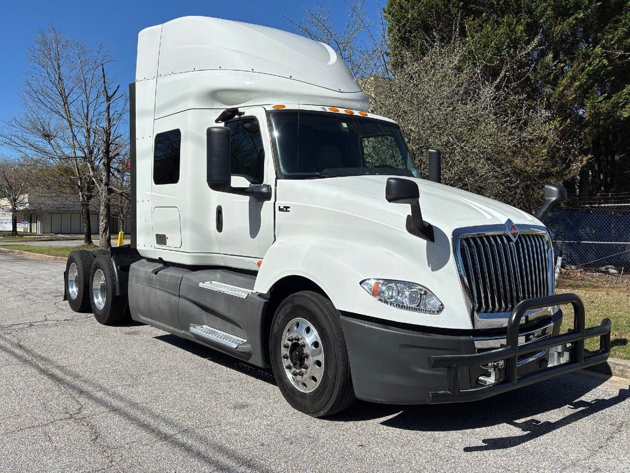 2018 International LT625 image 2